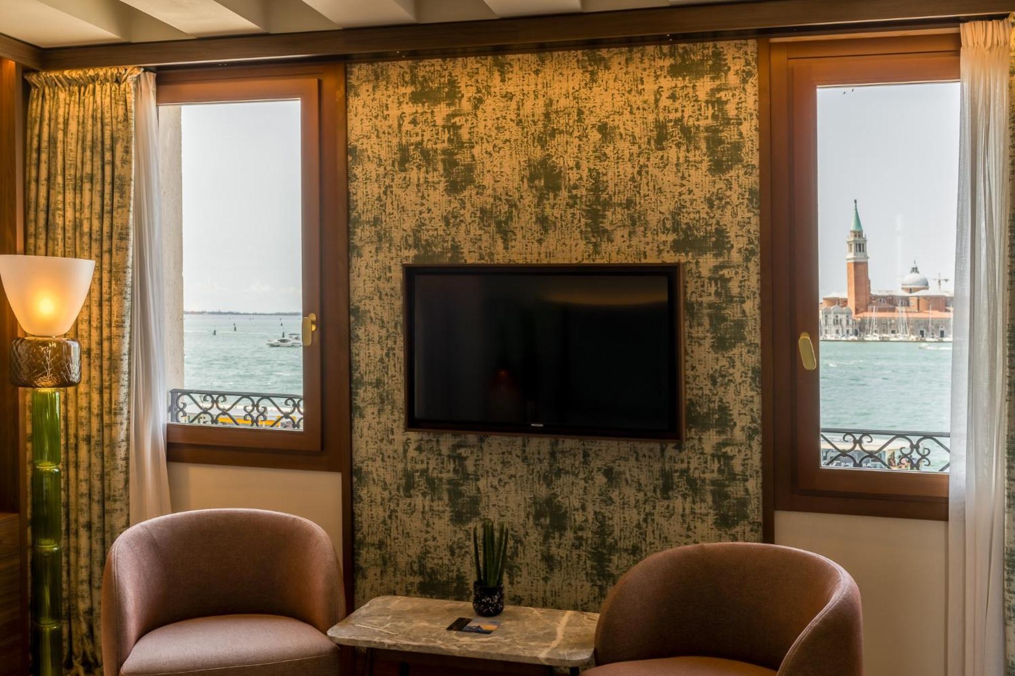 Ca'Di Dio-Small Luxury Hotel البندقية المظهر الخارجي الصورة A television set in a hotel room